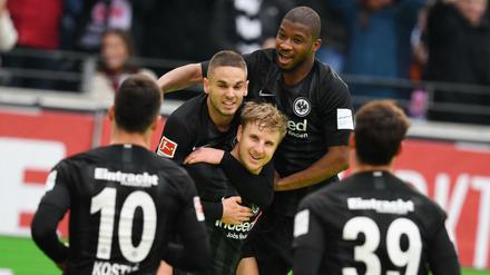 Viel Grund zur Freude: Martin Hinteregger (mi.) lässt sich feiern nach seinem Tor zum 1:0.