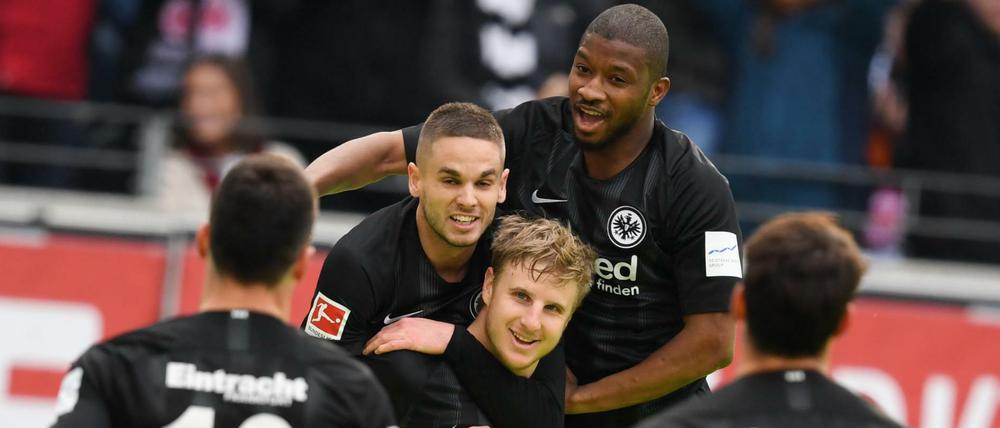 Viel Grund zur Freude: Martin Hinteregger (mi.) lässt sich feiern nach seinem Tor zum 1:0.