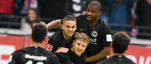 Viel Grund zur Freude: Martin Hinteregger (mi.) lässt sich feiern nach seinem Tor zum 1:0.