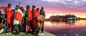 Einwanderer aus Nordafrika am Hafen von Malaga. 