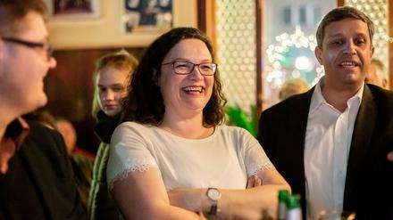 SPD-Chefin Andrea Nahles lacht neben Raed Saleh, SPD-Fraktionsvorsitzender im Abgeordnetenhaus von Berlin.