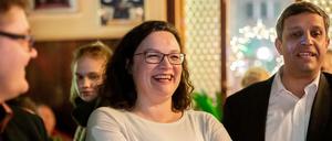 SPD-Chefin Andrea Nahles lacht neben Raed Saleh, SPD-Fraktionsvorsitzender im Abgeordnetenhaus von Berlin.