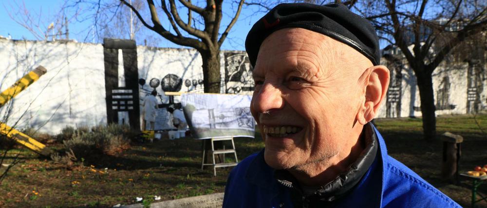 Ben Wagin vor seinem neuen Entwurf : "Europa Parlament - Alle Bäume gegen Krieg und Gewalt".