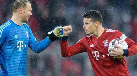 James Rodriguez (r) und Manuel Neuer jubeln nach dem Abpfiff