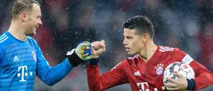 James Rodriguez (r) und Manuel Neuer jubeln nach dem Abpfiff