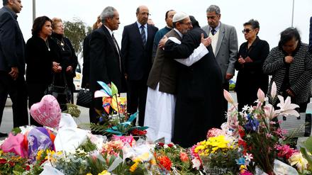 Menschen trauern in einer Moschee in Christchurch um die Opfer des Terroranschlags.