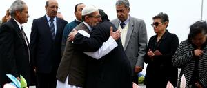 Menschen trauern in einer Moschee in Christchurch um die Opfer des Terroranschlags.
