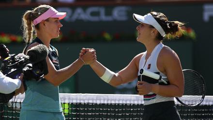 Handshakes nach verlorenem Finale. Kerber (l.) musste eine bittere Niederlage hinnehmen.
