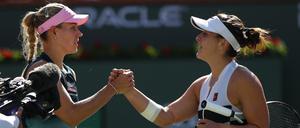 Handshakes nach verlorenem Finale. Kerber (l.) musste eine bittere Niederlage hinnehmen.