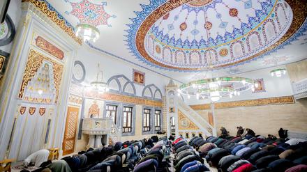 Freitagsgebet in der Mevlana-Moschee in Kreuzberg. 