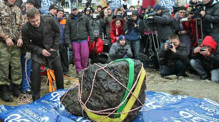 Von dem im Dezember niedergegangenen Meteoroiden sind noch keine Bruchstücke gefunden worden, wohl aber vom "Tscheljabinsk"-Meteoriten. 