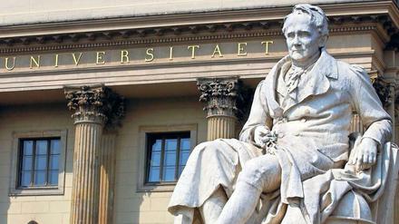 Alexander von Humboldt steht vor dem Eingang der nach ihm benannten Universität in Berlin.