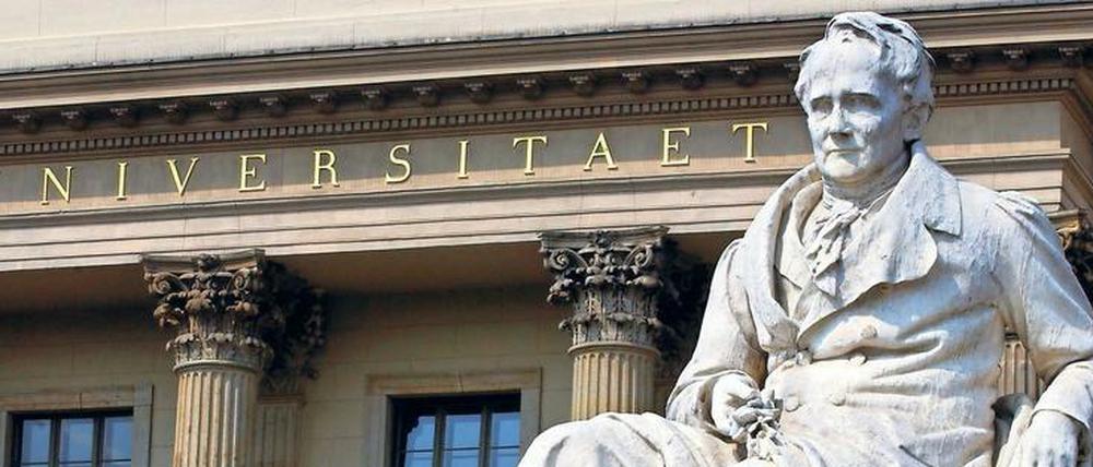 Alexander von Humboldt steht vor dem Eingang der nach ihm benannten Universität in Berlin.