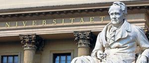 Alexander von Humboldt steht vor dem Eingang der nach ihm benannten Universität in Berlin.