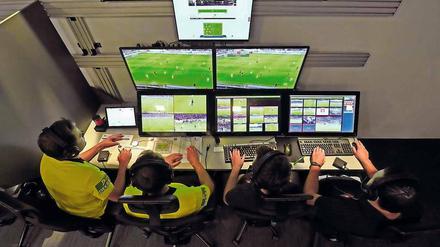 Männer in Funktionskleidung. Die Video-Assistenten bei der Arbeit im Kölner Studio.