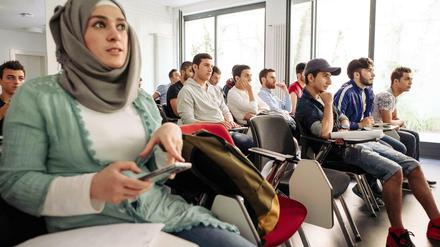 Geflüchtete informieren sich an der Freien Universität Berlin über Studienangebote.