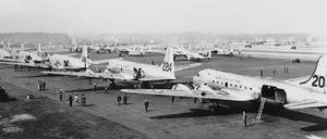 Das Archivbild aus dem Jahr 1948 zeigt zahlreiche Versorgungsflugzeuge nach der Landung auf dem Flugplatz in Berlin-Gatow.