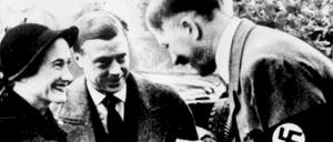Edward, Herzog von Windsor und Ehefrau Wallis Simpson werden von Hitler am Obersalzberg empfangen.