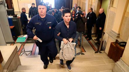 Rui Pinto wird zu einem Gerichtstermin in Budapest geführt.