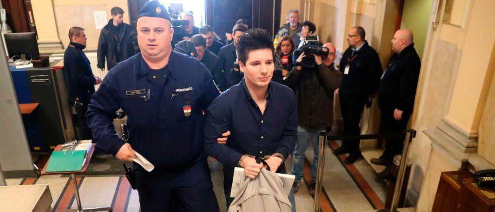 Rui Pinto wird zu einem Gerichtstermin in Budapest geführt.