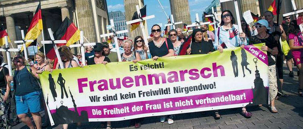„Schutz unserer Frauen“. Eigentlich ist der Rechtspopulismus antifeministisch. Eine bestimmte Form des Feminismus integriert er nur dann in seine Diskurse, wenn er sich gegen angeblich frauenfeindliche Muslime instrumentalisieren lässt. Das Foto zeigt den von der AfD im vergangenen Juni organisierten „Frauenmarsch“ in Berlin.