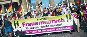 „Schutz unserer Frauen“. Eigentlich ist der Rechtspopulismus antifeministisch. Eine bestimmte Form des Feminismus integriert er nur dann in seine Diskurse, wenn er sich gegen angeblich frauenfeindliche Muslime instrumentalisieren lässt. Das Foto zeigt den von der AfD im vergangenen Juni organisierten „Frauenmarsch“ in Berlin. 