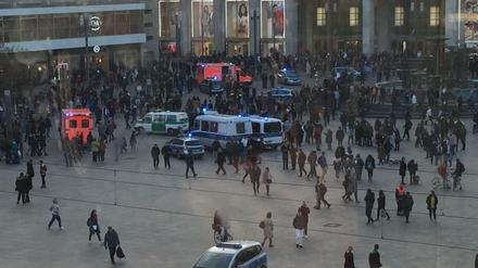 Nach einem Aufruf in sozialen Medien ist es auf dem Berliner Alexanderplatz zu einer Massenschlägerei gekommen.