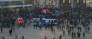 Nach einem Aufruf in sozialen Medien ist es auf dem Berliner Alexanderplatz zu einer Massenschlägerei gekommen.