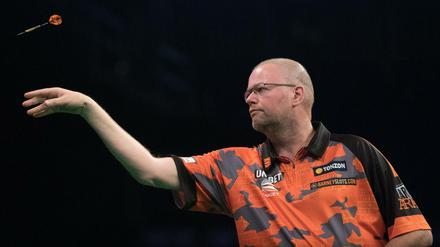 Der niederländische Dartprofi Raymond van Barneveld bei der Premier League in der ausverkauften Arena am Ostbahnhof.