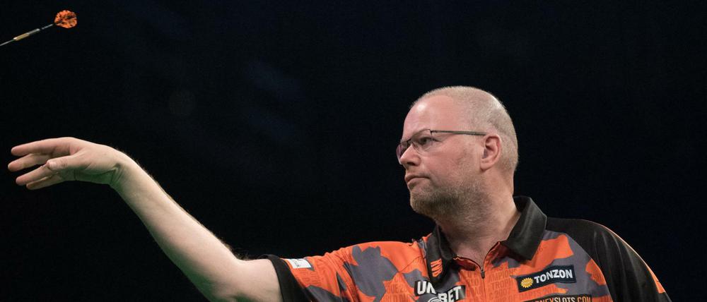 Der niederländische Dartprofi Raymond van Barneveld bei der Premier League in der ausverkauften Arena am Ostbahnhof.