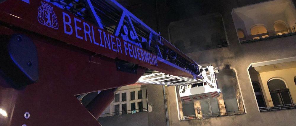 Brand in einer Wohnung im ersten Stock eines Mehrfamilienhauses am Wildenbruchplatz.