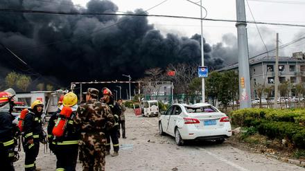 Feuerwehrleute und Polizisten am Rande des Unglücksorts im chinesischen Yancheng.