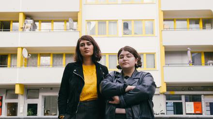 Die Journalistinnen und Autorinnen Fatma Aydemir (links) und Hengameh Yaghoobifarah