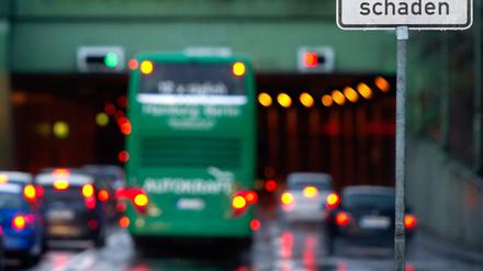 Wegen eines Polizeieinsatzes müssen Reisende zum Flughafen Tegel mehr Zeit einplanen.