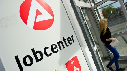 Das Gebäude der Arbeitsagentur mit dem Jobcenter in Stralsund. (Symbolbild)