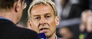 Einer wie Buddha: Jürgen Klinsmann im Gespräch mit RTL-Moderator Florian König.