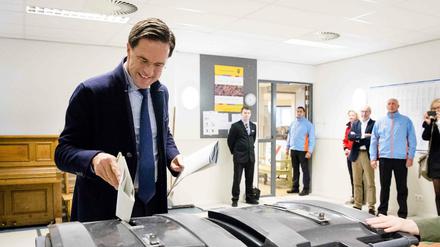 Der niederländische Regierungschef Mark Rutte noch lächelnd bei der Stimmabgabe 