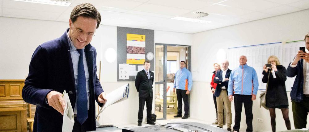 Der niederländische Regierungschef Mark Rutte noch lächelnd bei der Stimmabgabe 
