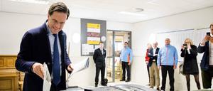 Der niederländische Regierungschef Mark Rutte noch lächelnd bei der Stimmabgabe 