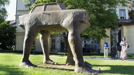 Erinnerung an den von ausreisewilligen DDR-Bürgern 1989 besetzten Garten der deutschen Botschaft in Prag. David Cernys Skulptur "Quo vadis" vor dem Palais Lobkowicz. 