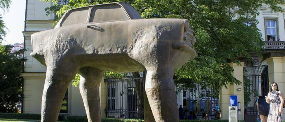 Erinnerung an den von ausreisewilligen DDR-Bürgern 1989 besetzten Garten der deutschen Botschaft in Prag. David Cernys Skulptur "Quo vadis" vor dem Palais Lobkowicz.