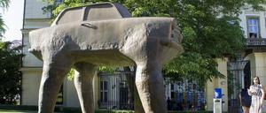 Erinnerung an den von ausreisewilligen DDR-Bürgern 1989 besetzten Garten der deutschen Botschaft in Prag. David Cernys Skulptur "Quo vadis" vor dem Palais Lobkowicz. 