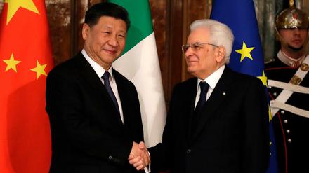 Italiens Präsident Sergio Mattarella (r.) begrüßt am Freitag Chinas Staatschef Xi Jinping.