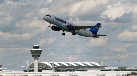 Ein Flugzeug startet vom Flughafen München.