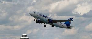 Ein Flugzeug startet vom Flughafen München. 