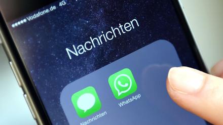 Bisher darf sich nur das BKA in Handys hacken, um Whatsapp auszuspähen.