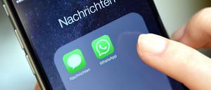 Bisher darf sich nur das BKA in Handys hacken, um Whatsapp auszuspähen.