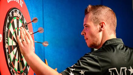 Begehrt. Spieler wie Max Hopp will der DDV halten, Karriere machen ist aber nur in der PDC möglich.