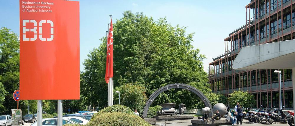 Auf  dem Campus der Fachhochschule Bochum.