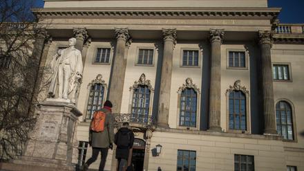 Studenten gehen in das Hauptgebäude der Humboldt Universität in Berlin.